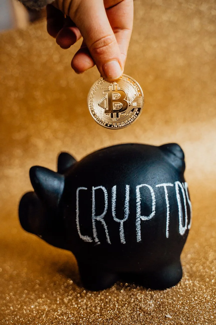 Persona Que Pone Bitcoin En Una Alcancía